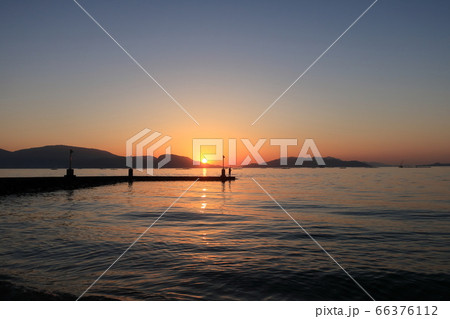 広島県呉市の倉橋島にある大浦先公園からみた瀬戸内海の日の出 広島県呉市の倉橋島にある大浦先公園からみた瀬戸内海の日の出 66376112