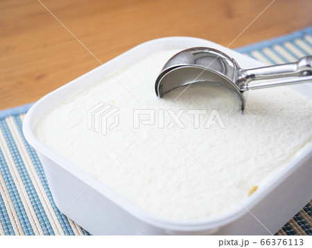バニラアイスクリームをすくう 66376113