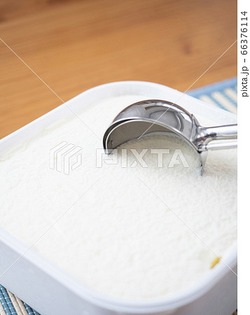 バニラアイスクリームをすくう バニラアイスクリームをすくう 66376114