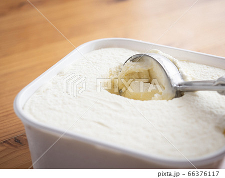 バニラアイスクリームをすくうの写真素材