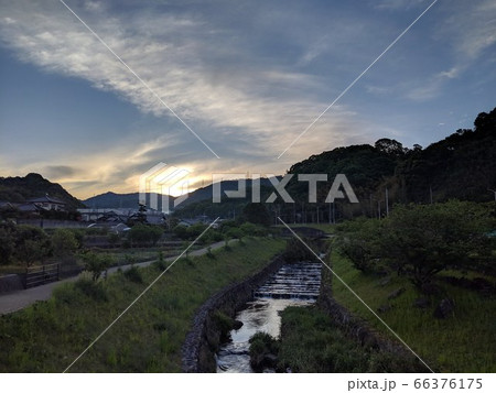 広島市佐伯区五日市石内川 日の出前の遊歩道 広島市佐伯区五日市石内川 日の出前の遊歩道 66376175