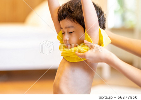 子供 男の子 脱衣 66377850
