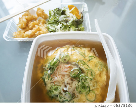 中華料理店でテイクアウトした天津飯と小エビの天ぷら 66378130