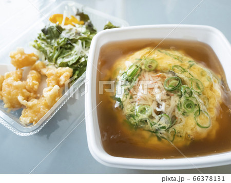 中華料理店でテイクアウトした天津飯と小エビの天ぷら 中華料理店でテイクアウトした天津飯と小エビの天ぷら 66378131