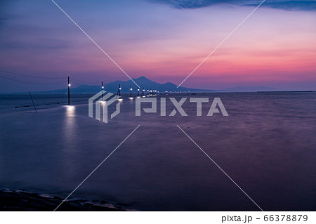 有明海に沈む夕日が普賢岳と長部田海床路を照らす 66378879