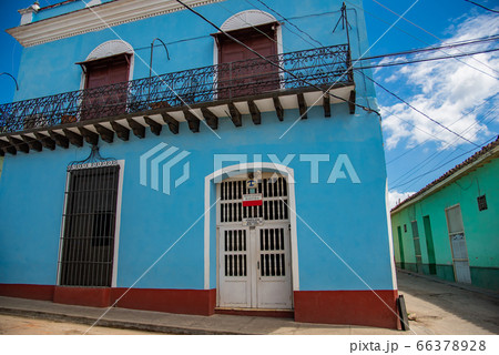 キューバ　トリニダーの町中　カラフルなカサ （民泊）の外観 66378928