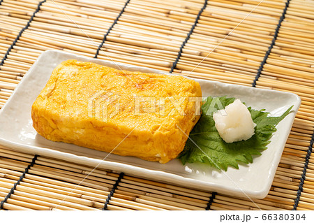 卵焼き･大根おろし添え。背景すだれで夏イメージ。 66380304