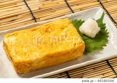 卵焼き・大根おろし添え。背景すだれで夏イメージ。 卵焼き・大根おろし添え。背景すだれで夏イメージ。 66380306