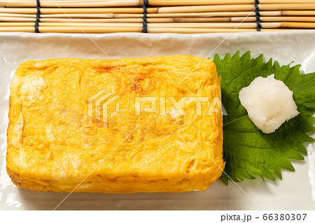 卵焼き・大根おろし添え。背景すだれで夏イメージ。 卵焼き・大根おろし添え。背景すだれで夏イメージ。 66380307