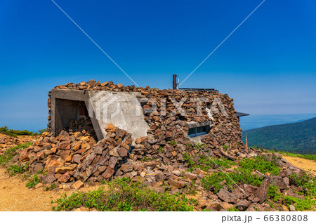 快晴の空と刈田岳避難小屋　宮城県蔵王町 66380808