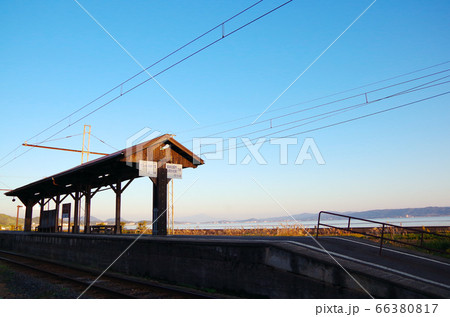 夕暮れの宍道湖と一畑電車のレトロな駅の風景 … 島根県 松江市（快晴） 66380817