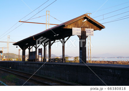 夕暮れの宍道湖と一畑電車のレトロな駅の風景 … 島根県 松江市（快晴） 66380818