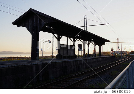 夕暮れの宍道湖と一畑電車のレトロな駅の風景 … 島根県 松江市（快晴） 66380819