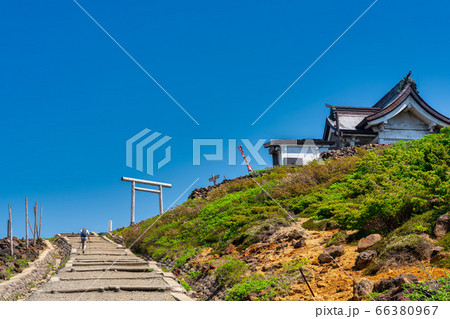 快晴の空と刈田嶺神社（奥宮）　登山（参拝）客　宮城県蔵王町 66380967