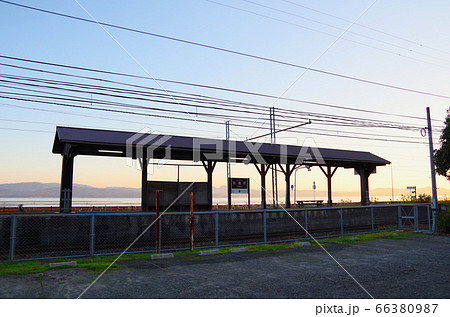 夕暮れの宍道湖と一畑電車のレトロな駅の風景 … 島根県 松江市（快晴） 66380987