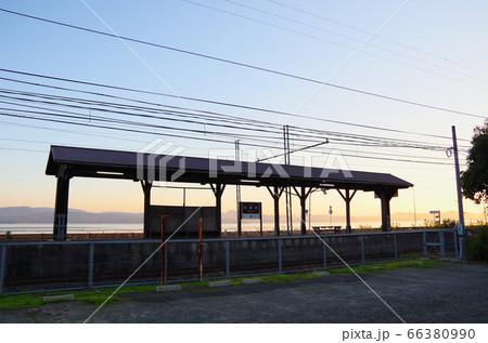 夕暮れの宍道湖と一畑電車のレトロな駅の風景 … 島根県 松江市(快晴) 夕暮れの宍道湖と一畑電車のレトロな駅の風景 … 島根県 松江市(快晴) 66380990