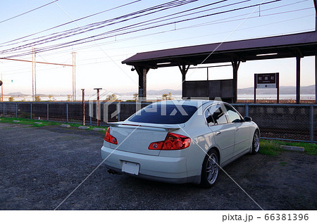 線路沿いの駐車場から眺める夕暮れの宍道湖と一畑電車のレトロな駅の風景 … 島根県 松江市(快晴) 線路沿いの駐車場から眺める夕暮れの宍道湖と一畑電車のレトロな駅の風景 … 島根県 松江市(快晴) 66381396