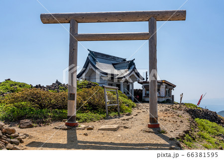 快晴の空と刈田嶺神社（奥宮）　宮城県蔵王町 66381595