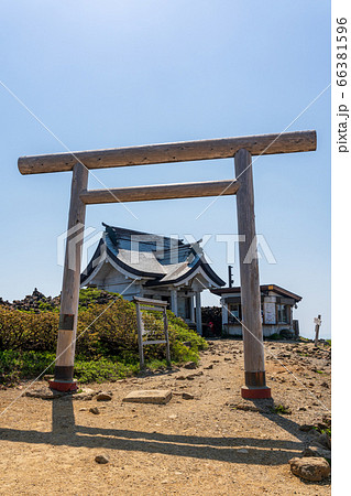 快晴の空と刈田嶺神社（奥宮）　宮城県蔵王町 66381596
