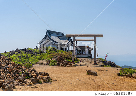 快晴の空と刈田嶺神社（奥宮）　宮城県蔵王町 66381597
