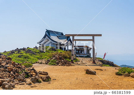 快晴の空と刈田嶺神社（奥宮）　宮城県蔵王町 66381599
