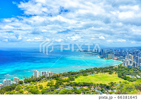 ハワイ ダイヤモンドヘッドから見るハワイのワイキキビーチと街並みの写真素材