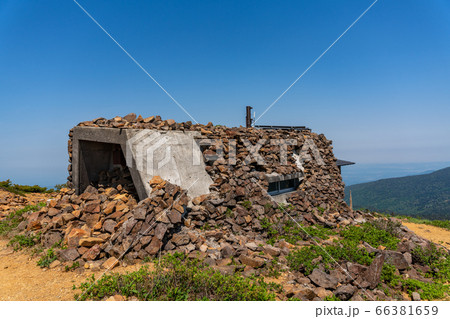 快晴の空と刈田岳避難小屋　宮城県蔵王町 66381659