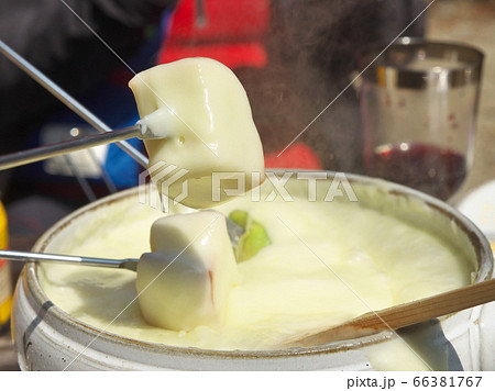 登山で作るチーズフォンデュ 66381767