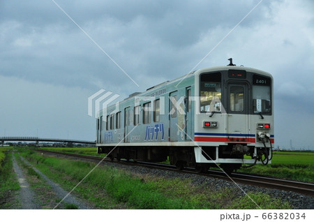 関東鉄道常総線、三妻・南石下駅間を走る普通列車(キハ2400形気動車) 関東鉄道常総線、三妻・南石下駅間を走る普通列車(キハ2400形気動車) 66382034