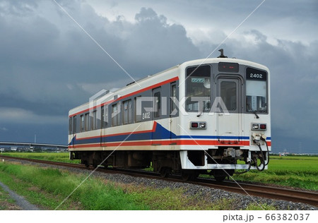 関東鉄道常総線、三妻・南石下駅間を走る普通列車(キハ2400形気動車) 関東鉄道常総線、三妻・南石下駅間を走る普通列車(キハ2400形気動車) 66382037