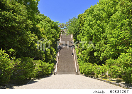 明治天皇　伏見桃山陵へ続く階段（京都府京都市伏見区） 66382267