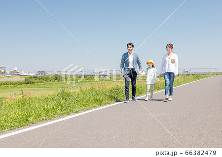 土手を歩く親子 土手を歩く親子 66382479