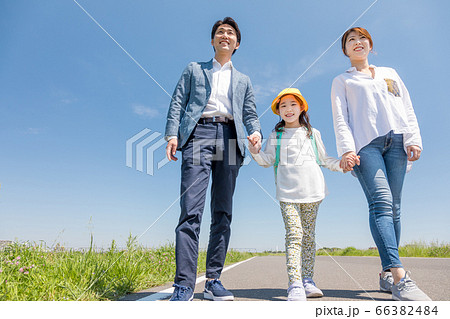 土手を歩く親子の写真素材
