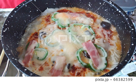 登山で作る餅チーズピザ 66382599