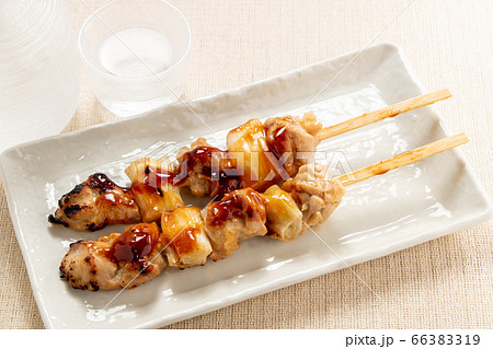 焼き鳥･ねぎま(たれ焼き)2本。日本酒のおつまみイメージ。 66383319