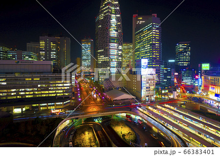 東京 新宿駅 西口 夜景 年 高層ビル群と賑やかな街並みの写真素材