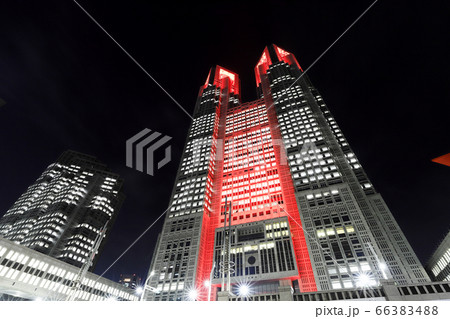 東京アラートで赤くライトアップされた東京都庁舎 東京アラートで赤くライトアップされた東京都庁舎 66383488