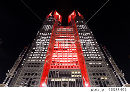東京アラートで赤くライトアップされた東京都庁舎 東京アラートで赤くライトアップされた東京都庁舎 66383491