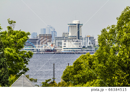 愛知県　名古屋都市風景　名古屋港潮見埠頭から見たガーデン埠頭方面 66384515