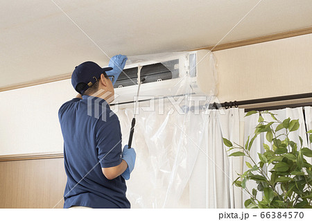 エアコンの清掃をするハウスクリーニングの作業員 エアコンの清掃をするハウスクリーニングの作業員 66384570