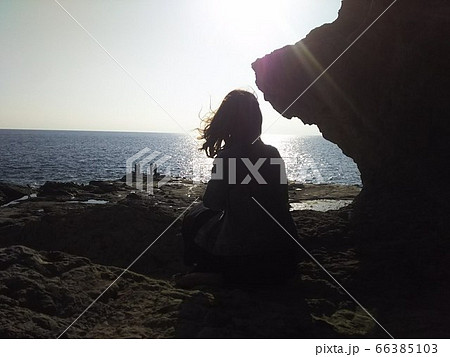 江の島の海を眺める女性のシルエット 江の島の海を眺める女性のシルエット 66385103