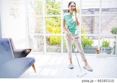美人 主婦 家事 床掃除 ながら 携帯電話 スマートフォン 会話 楽しむ 人物 素材 美人 主婦 家事 床掃除 ながら 携帯電話 スマートフォン 会話 楽しむ 人物 素材 66385310