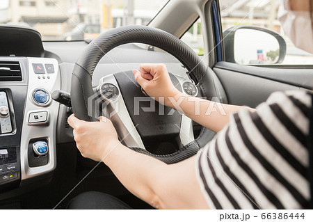 クラクションを鳴らす女性の運転 クラクションを鳴らす女性の運転 66386444