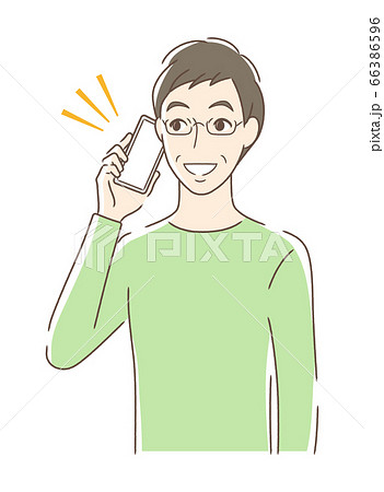 笑顔でスマホで通話する男性 66386596