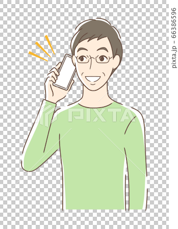 笑顔でスマホで通話する男性 66386596