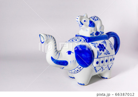親子象の形をしたタイ製の陶器ティーポット 66387012