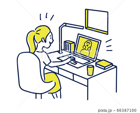 オンラインで会話する女性 66387100