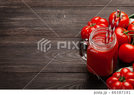 Fresh tomato juice and ripe tomatoes 66387191