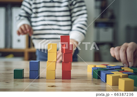 積み木で游ぶ子供 積み木で游ぶ子供 66387236