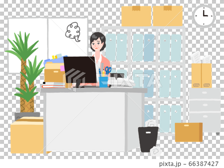 物が散らかったオフィスで仕事している年配の女性　困っている 66387427